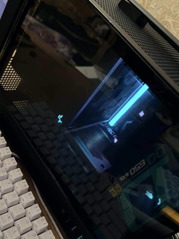 للبيع تجميعة اللعاب
بكيس Deepcool CH160
المواصفات 
Aorus X870i Motherboard
Ryzen 9600x
Gigabyte 5060ti 16Gb
Psu sfx 650watt
Ram 16Gb ddr5 6000mhz
M.2 512 gen4
Cooler deepcool assiassin iv

اخوان حتى نكون واضحين من ناحية الحرارة و المشتري اله الحق يشوف كل التفاصيل 
اللي يكول ايرفلو سئ و كيس صغير
اول شي الكيس بيه 4 مراوح وي المبرد 
حرارة المعالج تحت ضغط 100 معبرت 76 للعلم معالج يصرف واط عالي
حرارة كرت الشاشة متجاوزت 72  على سحب طاقة 180 واط على ضغط 100

الايرفلو مال الكيس احسن من هواي كيسات atx
 ما اطول عليكم
السعر 1900 مليون و 1900 قفل اخوان 
تعرفون اغراض المني غالية 
متوفر توصيل جميع الكراتين موجودة


**إذا كنت صاحب هذا الإعلان وتريد حذفه لأي سبب، رجاءا أرسل رسالة إلى الدعم الفني**