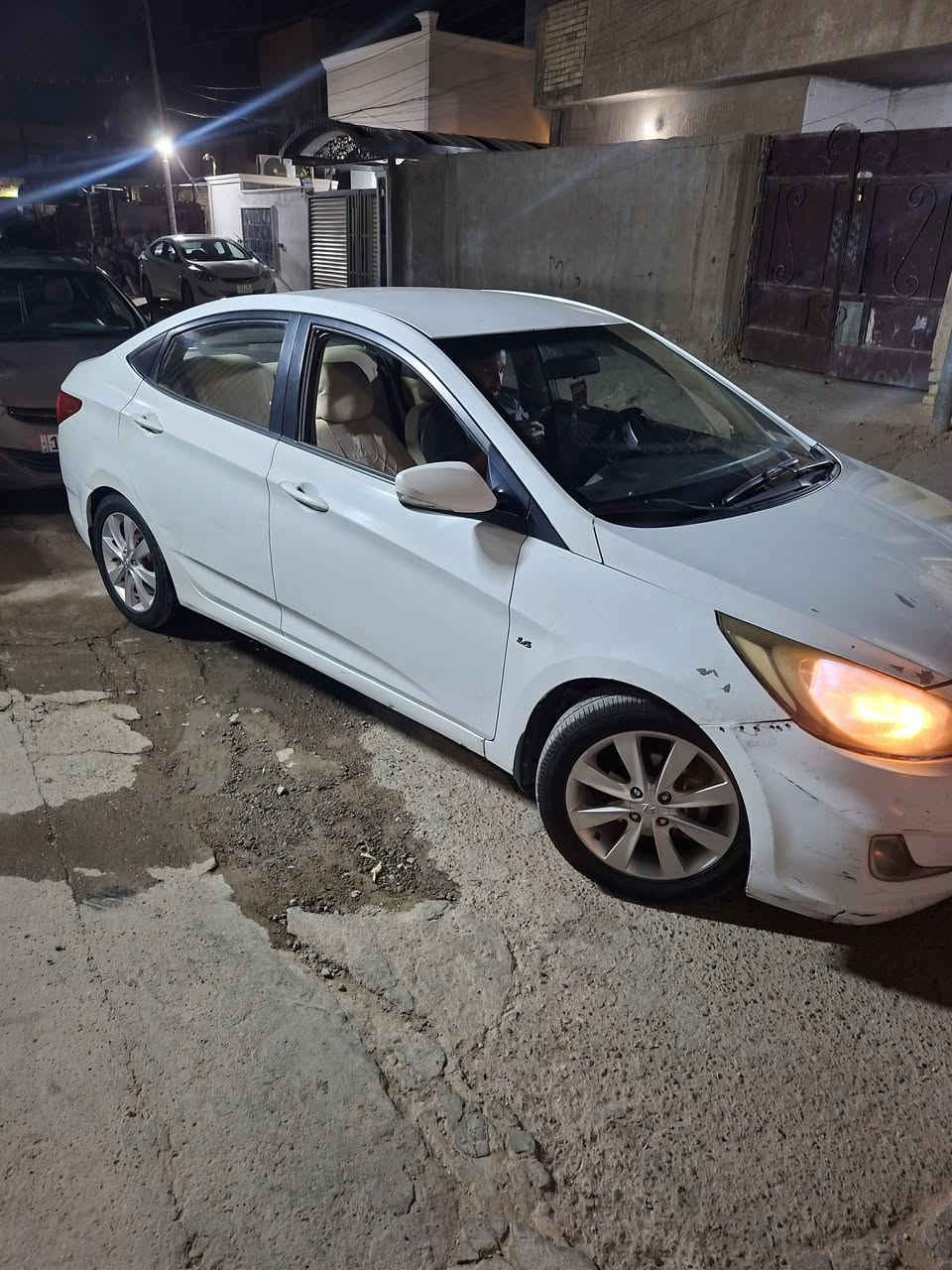 السلام عليكم
اكسنت خليحي موديل 2011 الشركة العامة 
مكينة ١٦٠٠  السيارة بيها تبديل باب السايق فقط نفس الون
والباقي كما موضح بالصور 
السعر ٧٢ وبيها مجال  
مكان السيارة بغداد الدورة 
***********        اتصال فقط
