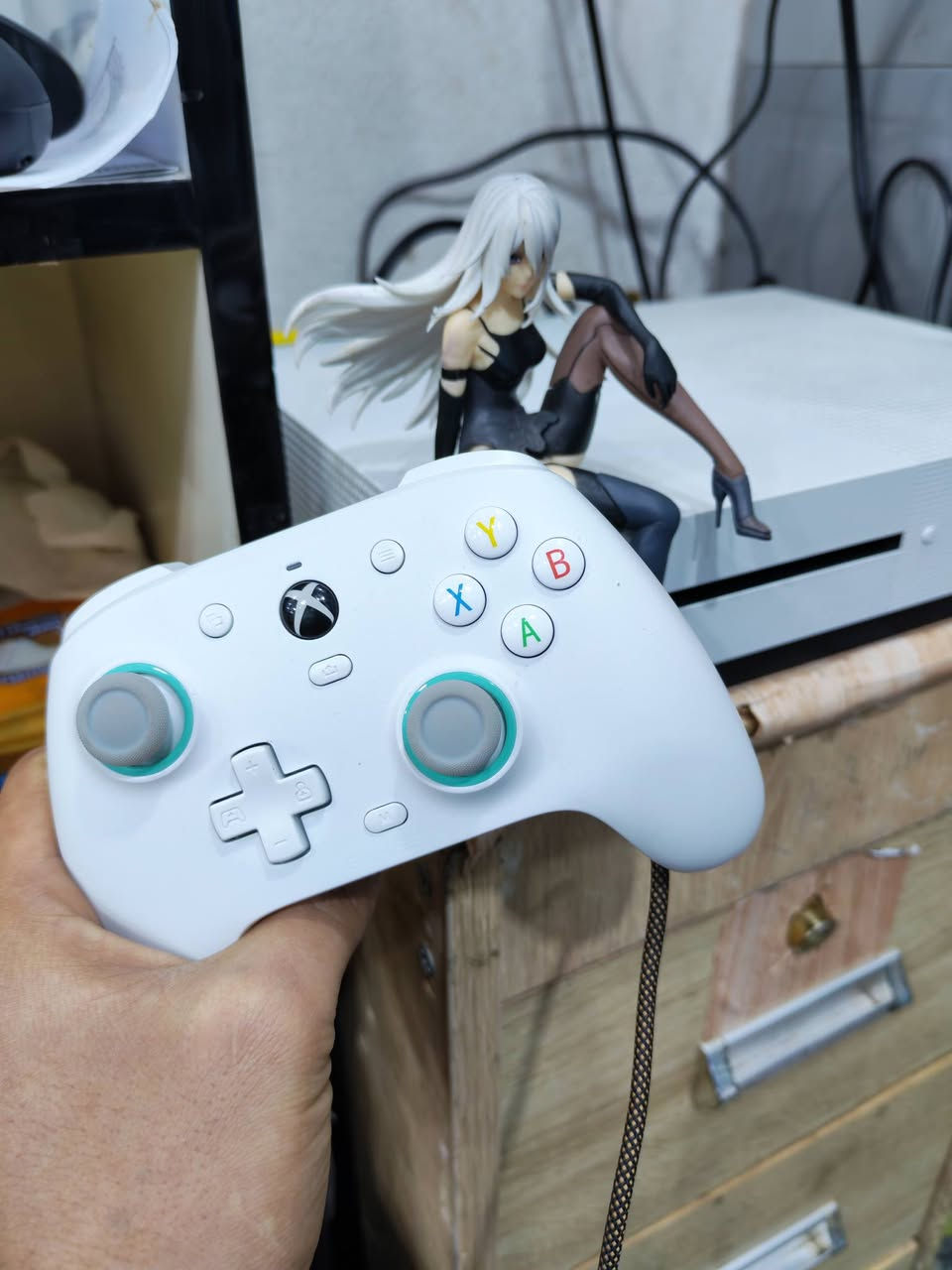 متوفر للبيع  اكس بوكس وان اس ذاكره٥٠٠ نضيف ٩٠٪ مامفتوح مع يده واحده
🔻 متوفر يده يده كم سي بالكارتونه استعمال يومين  لون ابيض
🔺 متوفر يده كيم سير الصادر احدث  لون اسود وذهبي اصدار خاص  جديده كارتونه ضايعه 
يتوفر خدمه توصيل  ***********
