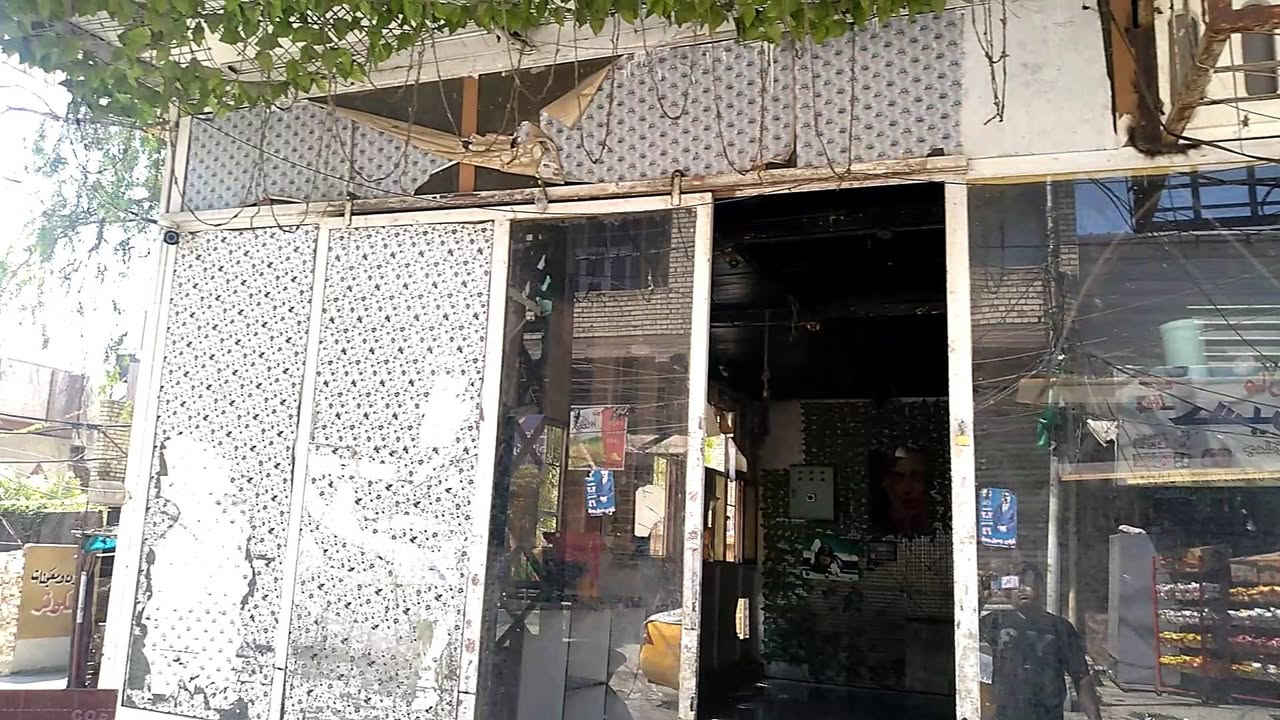 محل كبير ألايجار المساحة ٦٠م ركن ٤٠٠ ألف بالشهر العنوان الكريعات قرب حسين المضمد مقابل معمل الريحة هاتف (***********)
