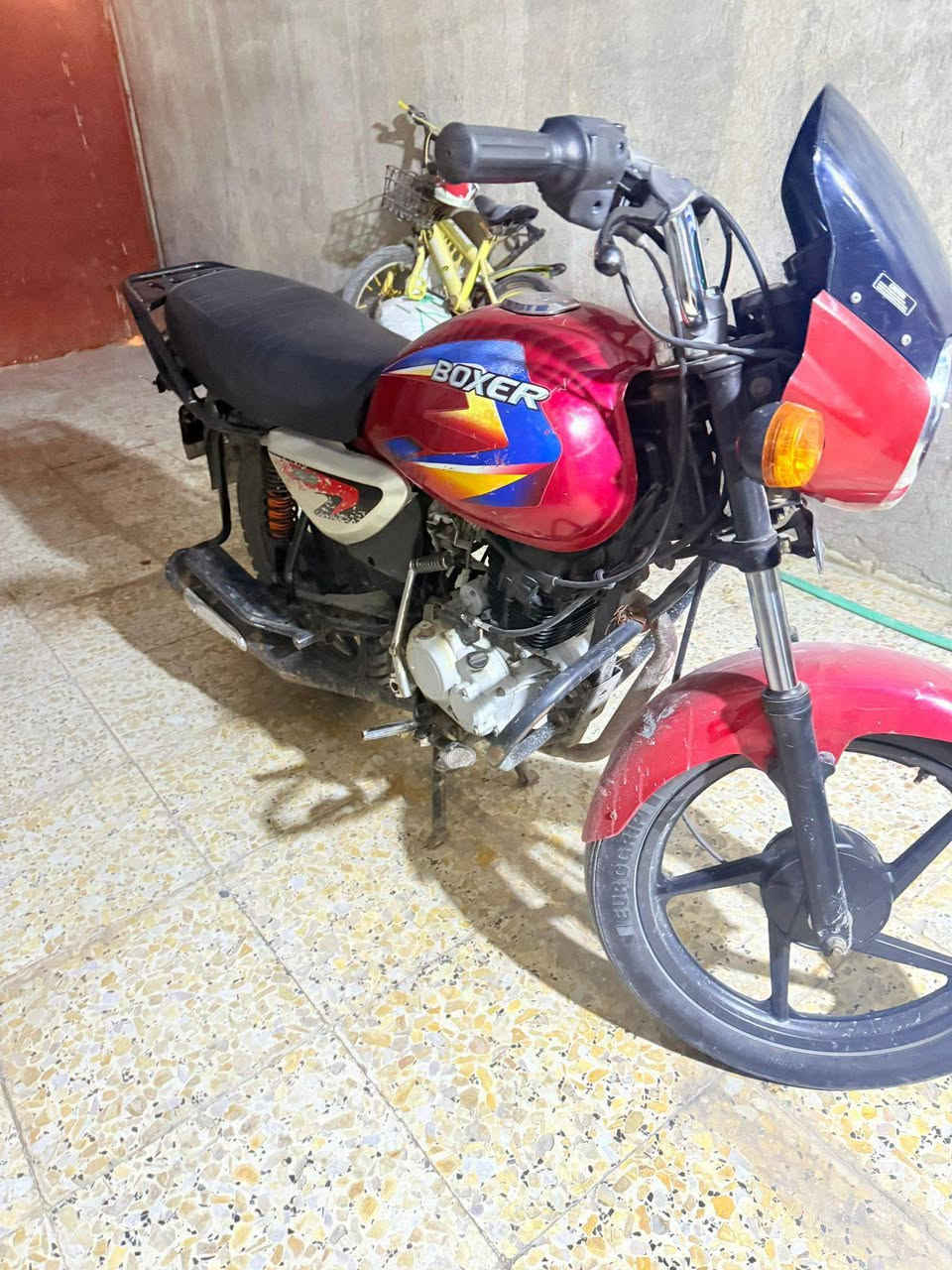 سلام عليكم دراجه بوكسر رقم وسنويه مكينه مفتوحه السعر 1450 وبيه مجال العنوان التنومه رقم ***********
