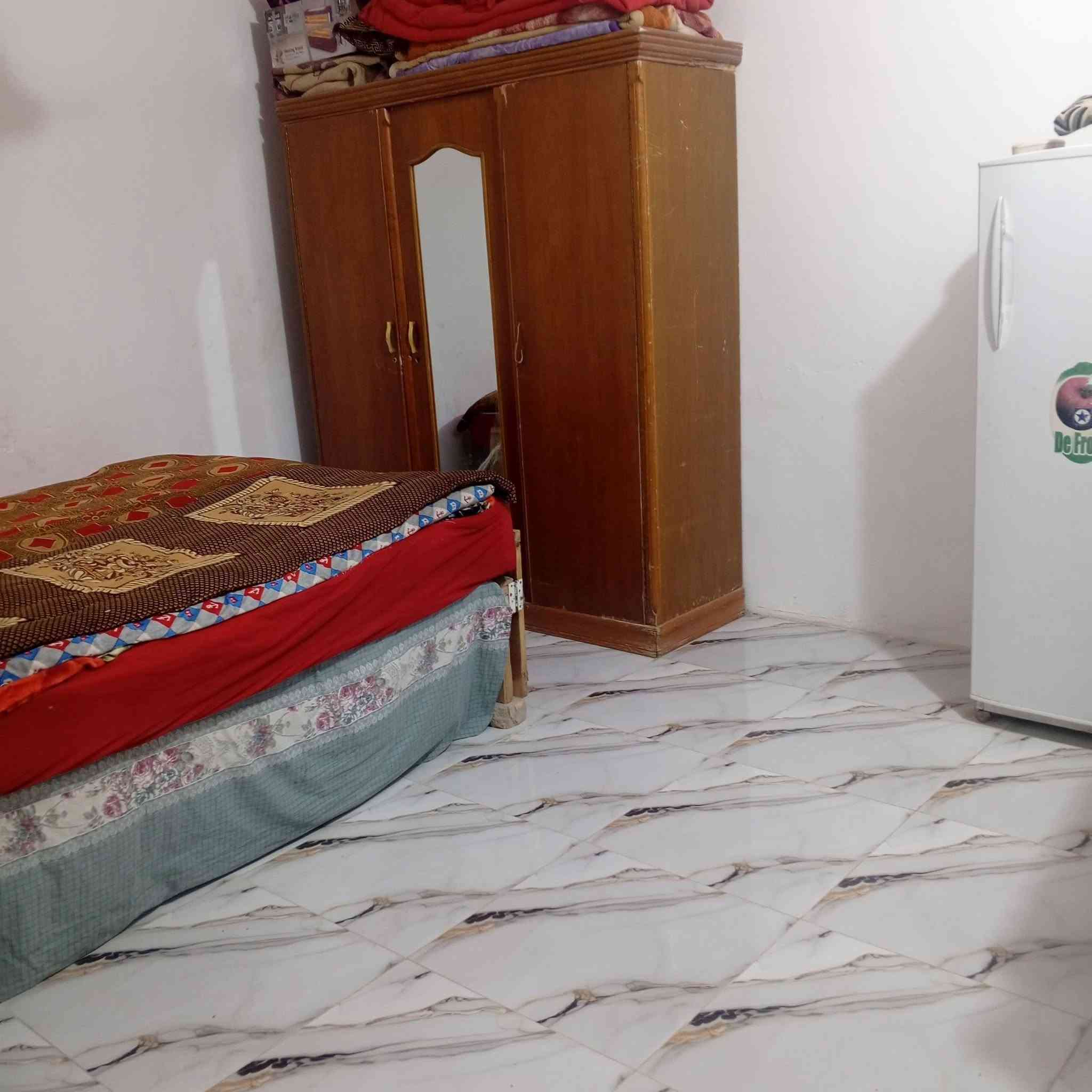 بيت للبيع مساحه 130متر غرفتين وصاله ومطبخ وصحيات داخليه وخارجيه وطرمه كبيره عنوان البيت حي صدرالثالث قرب محطه ريبار قريب ع الشارع السعر 30
***********رقم الواتساب
