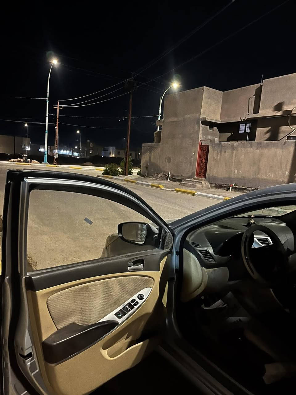 ✨🚗 للبيع هيونداي أكسنت 2013 – خليجي 🚗✨
🛠️ المواصفات:
 • محرك 1.6 لتر / 4 سلندر
 • قير أوتوماتيك – دفع أمامي
 • كشن السائق كهربائي
 • حساسات + كامرة خلفية
 • تكييف شغال
 • نوافذ وأقفال كهرباء
 • 5 ركاب – مريحة بالمدينة
 • لون السيارة: فيلي
 • الممشى: 180,000 كم
 • استهلاك الوقود: داخل المدينة ~12 كم/لتر – على الطريق السريع ~15 كم/لتر

✅ سيارة عملية وموفرة
✅ صيانة سهلة وقطع متوفرة
✅ مناسبة للاستخدام اليومي

📞 للتواصل: ***********
