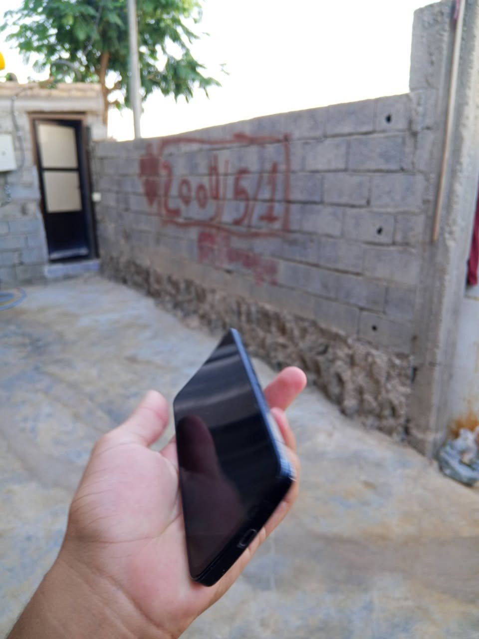 سلام عليكم جهاز وحساب ببجي للبيع او مراوس تفاصيل اكثر خاص 
إليك مواصفات هاتف AQUOS R7 من شركة Sharp:
الشاشة: 6.6 بوصة Pro IGZO OLED
الدقة: 2730 × 1260 (WUXGA+)
معدل تحديث متغير حتى 240Hz
سطوع يصل إلى 2000 شمعة
دعم Dolby Vision. �
Gizmochina +١
المعالج: Qualcomm Snapdragon 8 Gen 1
الذاكرة:
RAM: 12 جيجابايت
التخزين: 256 جيجابايت
يدعم بطاقة microSD. �
phonemore.com +١
الكاميرا الخلفية:
47.2 ميجابكسل بمستشعر كبير قياس 1 بوصة
عدسة مطورة بالتعاون مع Leica
تصوير فيديو حتى 8K. �
Gizmochina +١
الكاميرا الأمامية: 13 ميجابكسل. �
phonemore.com
البطارية: 5000 ملّي أمبير مع دعم الشحن السريع والشحن اللاسلكي. �
ソフトバンク +١
النظام عند الإطلاق: Android 12.
المزايا:
مقاومة الماء والغبار بمعيار IP68
بصمة مدمجة داخل الشاشة (فوق صوتية)
سماعات ستيريو
منفذ سماعة 3.5 مم
دعم شبكات 5G وWi-Fi 6 وBluetooth 5.2 وNFC. �
phonemore.com +١


**إذا كنت صاحب هذا الإعلان وتريد حذفه لأي سبب، رجاءا أرسل رسالة إلى الدعم الفني**
