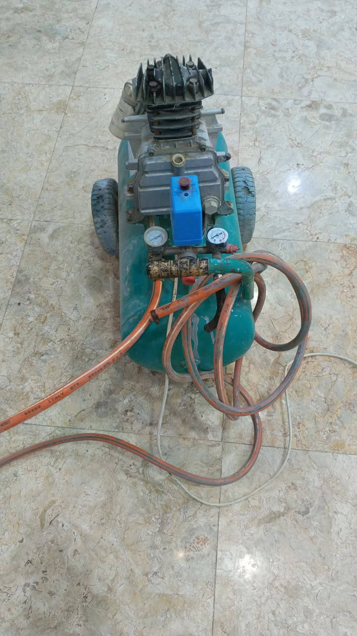 سلام عليكم  كمبريسر للبيع شغال ونضيف مكان مسيان حي جمعيات سعر 70 بي مجال
رقم ***********
