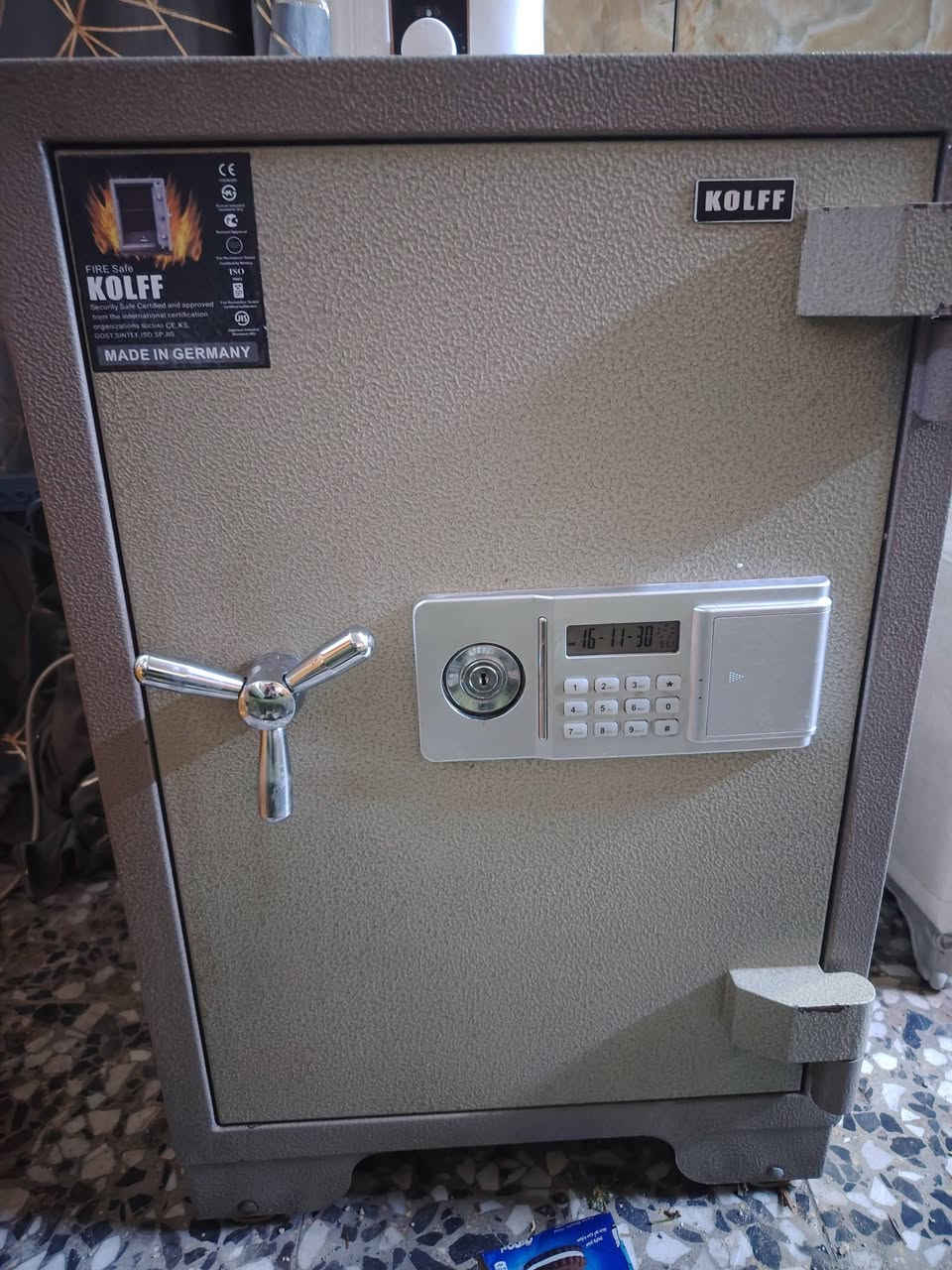 قاصة للبيع فولاذ ضد الرصاص الماني مكاني بغداد حي النصر قرب العيادة الشعبيه رقمي *********** الرقم معلق اتصل واتساب قاصه اخت الجديدة وزن 180 كيلو
