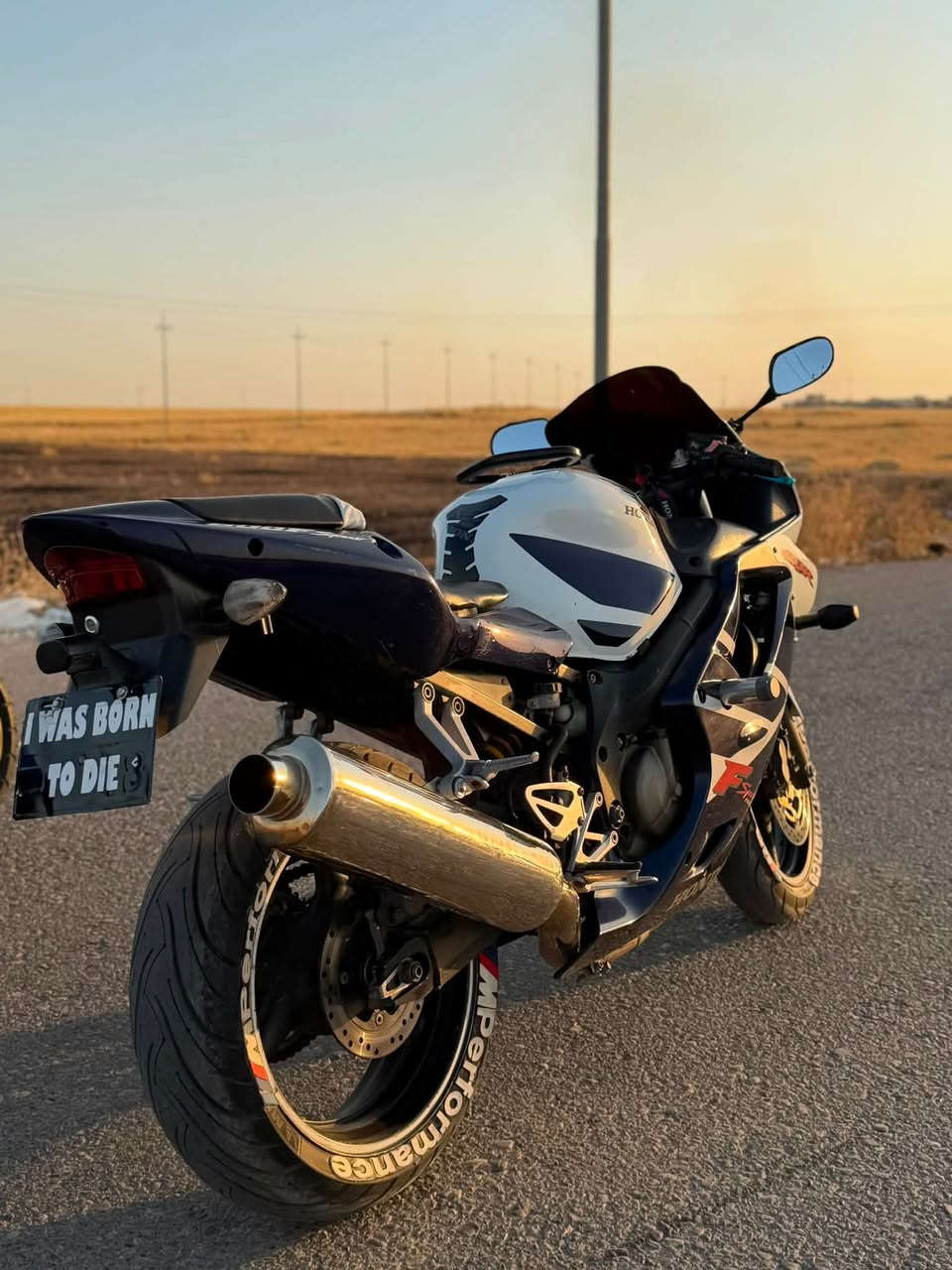 بۆ فرۆشتن 
Honda F4i 600 model2004
هۆندا ئێف فۆڕ ئای ٢٠٠٤ بۆ فرۆشتن  گێڕ و مەکینە و کارەبایات هەموو گیانی بەشەرت ماتۆڕەکە بالەیە و یەک دەس بووە و ٥٧،٠٠٠ هەزاری حقیقی ڕۆشتووە شوێن هەولێر 
سعر 28$ معامەلەیەکی برایانە 
بەس تکایە ئەگەر موشتەری نی نە سەری خۆت نە هی منیش مەێشێنە
ژ.م***********
ئەدمین❤️
