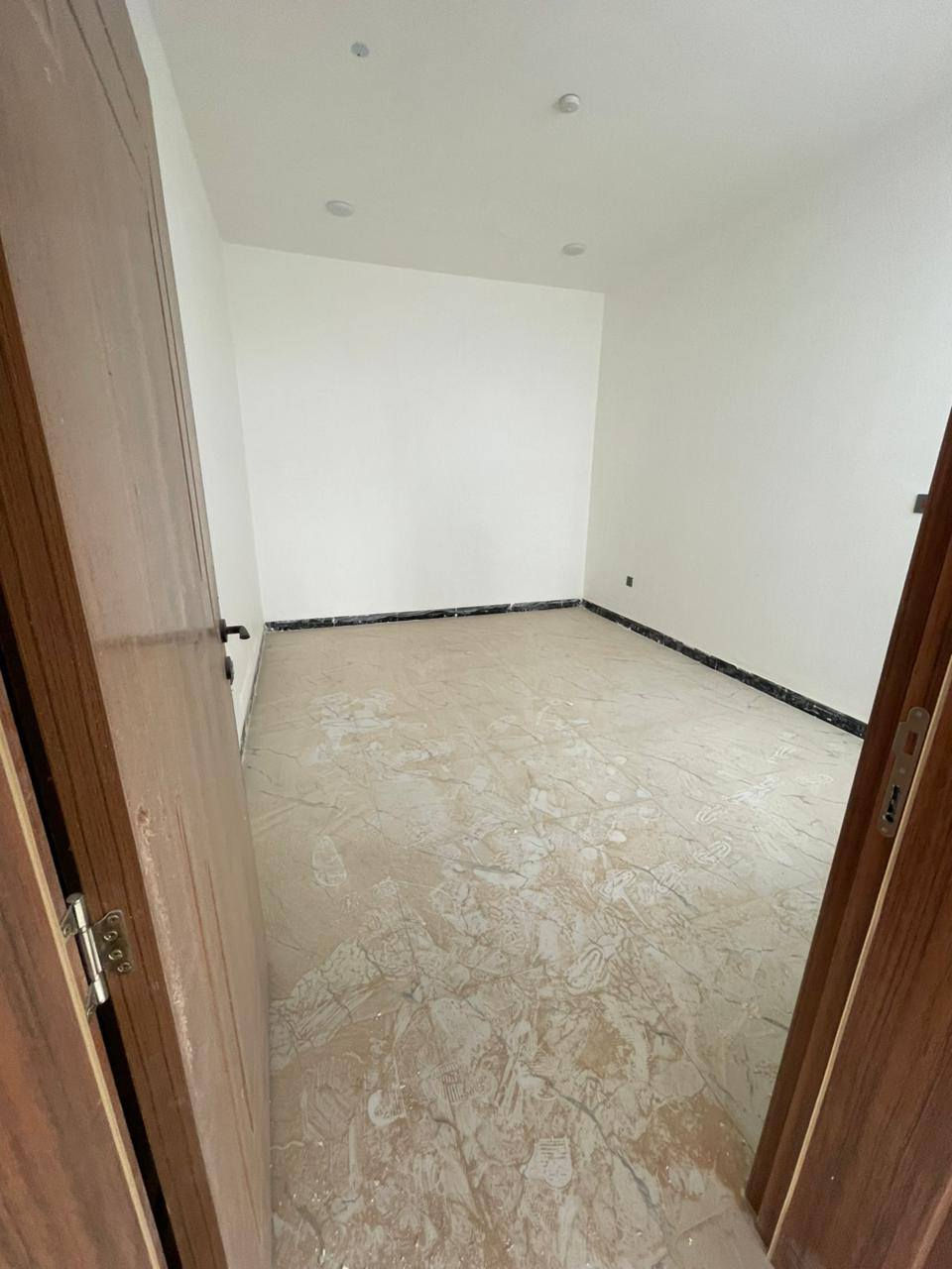 دار للبيع 
📍 مجمع الكرار السكني / المرحلة الثالثة
 المساحة: 160 م²  دار زيرو وجاهز للسكن
 عقده 70 مليون من الشركه واصل 35 مليون
 المتبقي  35 مليون على المصرف العقاري
 يباع بتطلوعه 
📞 للاستفسار والتواصل : مكتب النخيل للعقار
***********
***********
