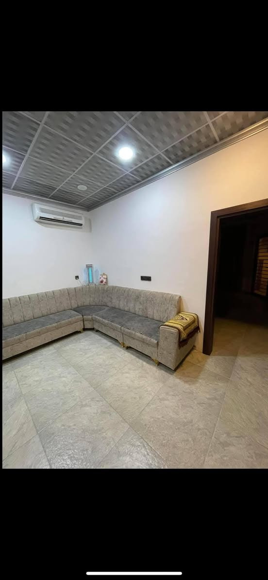 دار للبيع في حي الملايين الأولى قرب معمل الاخشاب مساحه الدار 160 متر واجه8ونص بناءحديث يحتوي البيت خمس غرف نوم مطبخ استقبال مشتملات للطابقين مستلم بيه كارت بلديه
للاستفسار الاتصال على الرقام التأليه-
  ليث الجواري(***********))
واتساب(***********)
