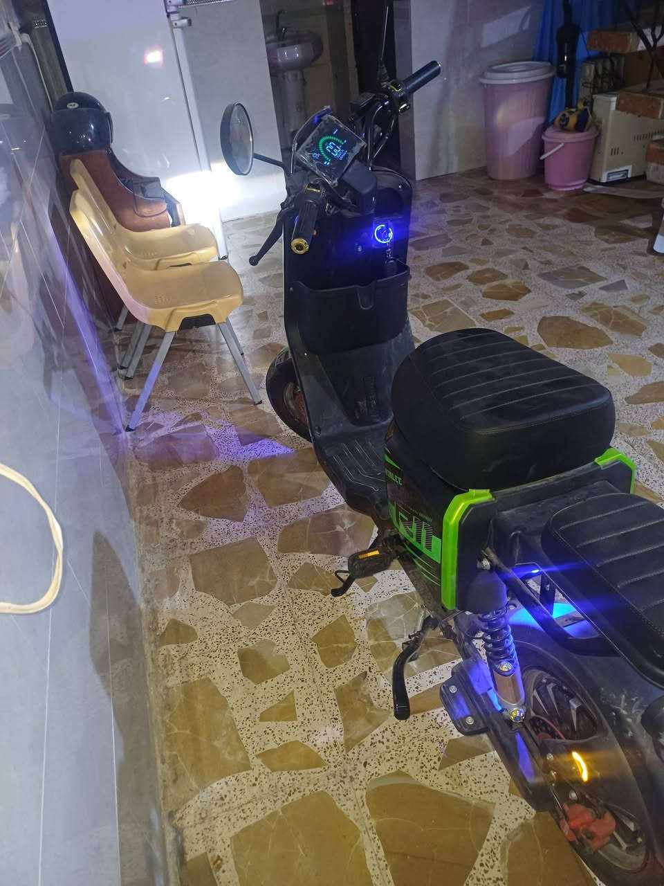 السلام عليكم للبيع دراجة شحن R11 خمس بطاريات دراجة جديدة بمعنى الكلمة كهربائياته كله شغالة مكاني بغداد السعر ٥٠٠ او بيه مجال ***********
