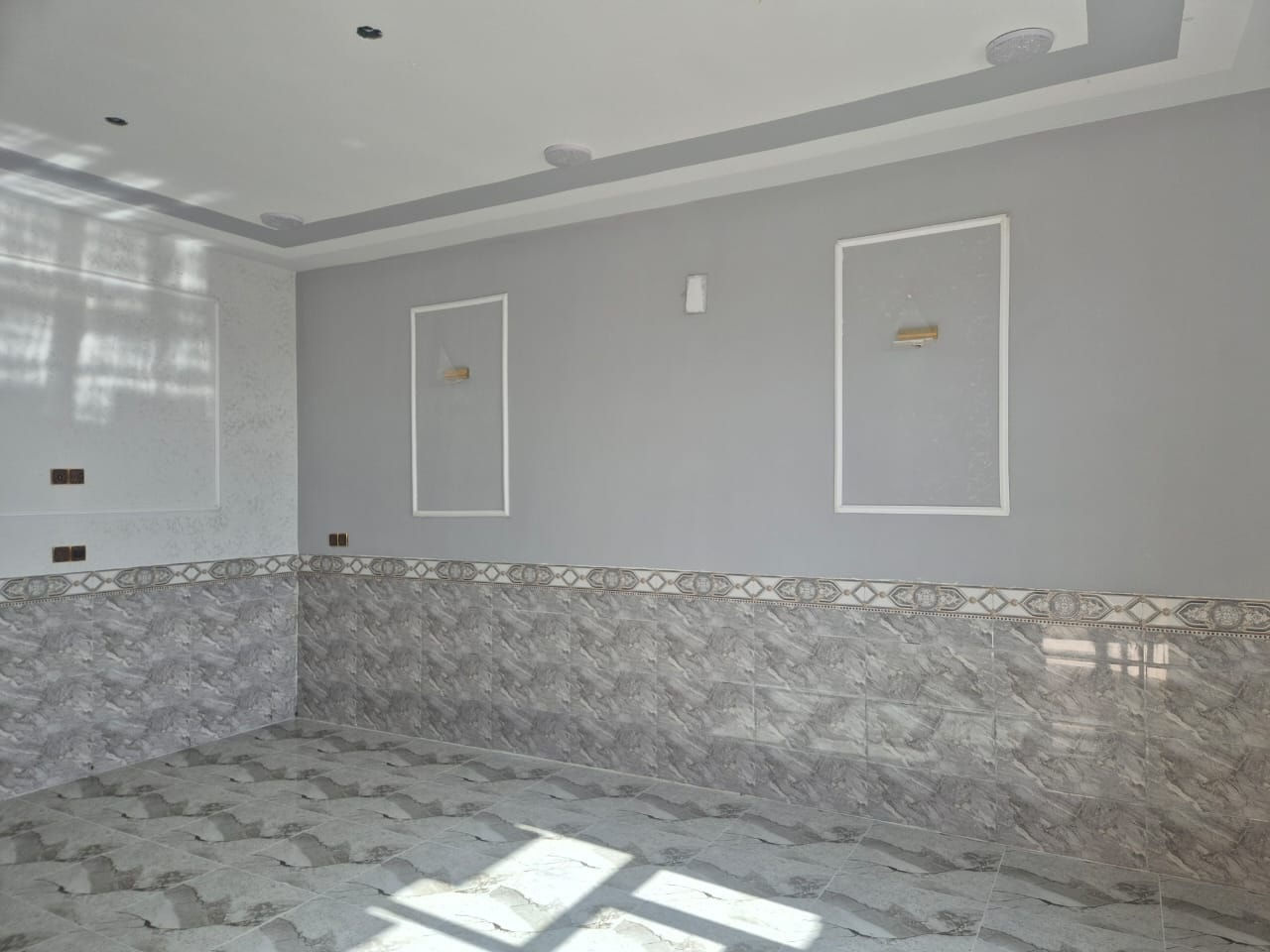 دار طابق واحد مسلح في ال7 كيلو
قرب المدينة المميزة والشارع الرئيسي
في ال 29 الف طابو صرف
المساحة/ 240 متر
الوجه/ 12 متر
الشارع/ 10 متر 
الدار يحتوي على/
كلدور واستقبال وصاله 
وغرفتين نوم ومطبخ حار وبارد 
ومجمع صحيات داخل وخارج ومنور داير
وصاله في الطابق الثاني وسطحين
* البناء حجر وسمنت سنة 2025/2026 *
* الارضية بورسلين 
* المطبخ والصحيات فرفوري
* حزام سيراميك 1.20 متر
* الدار جديد وجاهز للسكن *
السعر/ 115 مليون وبيه مجال
للاستفسار 
مكتب ابو مصطفى للعقار في الرمادي حي المعلمين 
قرب فلكة الفرسان مقابل مصرف الخليج التجاري 
هاتف 
محمد  ***********
مثنى  ***********
يتوفر (واتساب) على نفس الارقام
