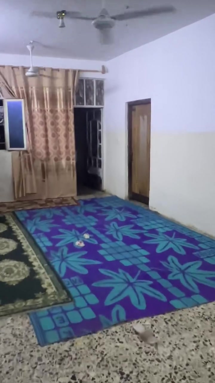 السلام عليكم بيت في جسر ديالى زراعي قرب مدرسه نفس الزكيه الشهيلات  المساحه 350متر اعدد الغرف 5 غرف  3 جوه و2 قاط ثاني 
5 في 4 الغرفه الوحده 
صاله 11 في 4
الاستقبال 10 في 4
الحديقه 4في 4 
من ضمن الحديقه  محل أسواق 4 في 5 
منور 4 في 2 
ترك 12 في 2
صحيات داخلي وخارجي 
السعر 125 الاستفسار اكثر توضيع الاتصال 
***********
