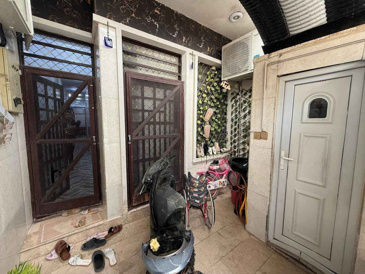 سلام عليكم للبيع بيت مساحه 80نزال 20واجهة 4بناء 2022بيت جاهز ابيع هوه وثاثه بي 3نوم استقبال مطبخ حار وبارد سطحين ومخزن الشعب قريب على محكمة الشعب الاستفسار أكثر علا هذا الرقم ***********

