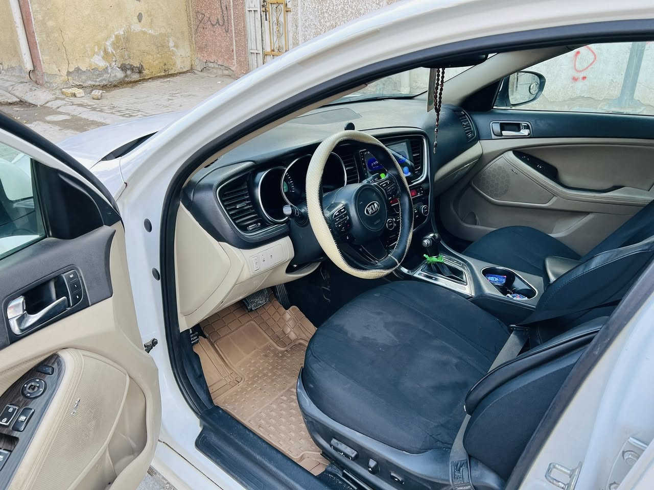 سلام عليكم
كيا أويتما للبيع موديل 2014 وارد امريكي فول مواصفات  بصمه تحكم ستيرن كشنات كهربائي بنراما تدفئه تبريد بل كشنات مكينه 2400 GTI حادثه باب وجاملغ شوي صبغ وجاملغ الكدام ابدل انطخ وبدلته بدون دواخل الاصلي موجود 
العنوان بغداد مدينه الصدر 
رقم الشاصي:5XXGN4A71EG319867 

السعر : 115$
***********
