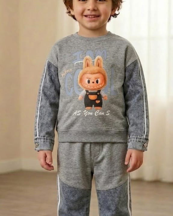 تجهيزات العيد بدأت في أزياء تيلاي! 😍🌙
​الأناقة تجتمع مع الراحة في طقم واحد! لأن أطفالكم يستحقون التميّز في العيد، وفرنا لكم أرقى أطقم "الولادي" بتصميم عصري (Sweatshirt & Denim Style) يجمع بين خامة القماش الدرجة الأولى واللمسة الشبابية المبتكرة.
​ليش تختار هذا الطقم؟ ✅
​قماش درجة أولى: مريح جداً، لا يتأثر بالغسل، ومناسب لأجواء العيد.
​ألوان تفتح النفس: (ماروني، زيتوني، كحلي، رصاصي، بيجي، نيلي، بنفسجي) كل الألوان اللي تخطر ببالك متوفرة!
​قياسات محيرة: وفرنا لكم القياسات الصعبة من 8 سنوات لغاية 15 سنة.
​سعر تنافسي: فقط 15 ألف دينار! (أناقة كاملة بسعر خيالي).
​خدماتنا وتوصيلنا: 🚚
​📌 داخل جلولاء: التوصيل مجاني هدية من عنا لزبائننا الكرام.
📌 باقي المناطق: يوجد لدينا توصيل شامل لكل المحافظات وبأسرع وقت.
​📍 العنوان: ديالى - جلولاء - السوق.
📞 للحجز والاستفسار: اتصل بنا على الرقم: ***********
أو مراسلة  الصفحة مباشرة (tilay2026). او مراسله عبر واتساب https://wa.me/message/JKN4VV3DGC34F1
​سوي تاك لصديقك أو لأم تدور ملابس عيد راقية، ومشاركة للمنشور حتى يوصل للكل! 📢
الكمية محدودة جداً.. لا تنتظر ليلة العيد، احجز الآن وضمن كشخة ابنك! 😎✨
​#أزياء_تيلاي #ملابس_اطفال #عيد_2026 #جلولاء #ديالى #أناقة_العيد #توصيل_مجاني
