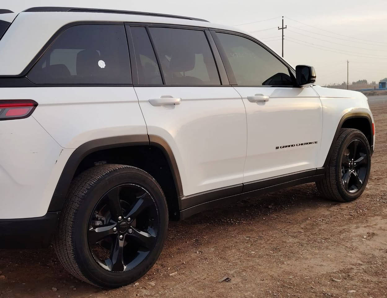 السلام عليكم (جيب لاريدو) للبيع موديل 24 وارد امريكي فئة ابلاك توب فول عدة الفتحة شاشة كبيرة كير ماوس رادار امامي خلفي تحكمات استيرن  كامرة 360 جنطة كهربائية  ضرر السيارة بس الجامرلوخ الامامي اليمنة تبديل  ابلاد السيارة مكفولة شرط بدون اي قطرة صبغ مكفولة من كلشي عدى الضرر المذكور ماشية 16الف دخول جديد اي محافظة تريد ترقمهة تترقم السيارة جديدة وحلوة شرط ع وضعية الشركة..
السعر  320$ 
رقم الهاتف ***********
