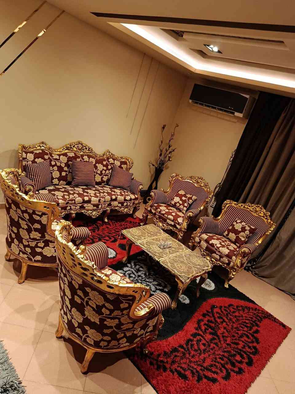 صالون أنيق بتصميم فرنسي كلاسيكي راقي مصنوع من خامات عاليه الجوده مع نقوش وتفاصيل تعكس الفخامه والرقي
كنبه ثلاثيه و٤فوتيه و تربيزه و٧ خداديات حاله ممتازه جدا ومعاه كسوه خاصه به تفصيل
المكان الهرم
السعر ٣٠،٠٠٠


**إذا كنت صاحب هذا الإعلان وتريد حذفه لأي سبب، رجاءا أرسل رسالة إلى الدعم الفني**