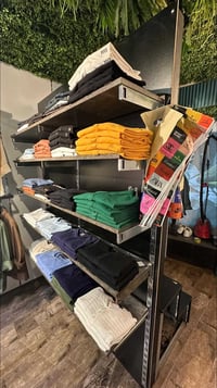 قاطع خشبي للبيع  السعر (450) وبي مجال حق الجيه ويجي وياه "ستيج" أو "ست...