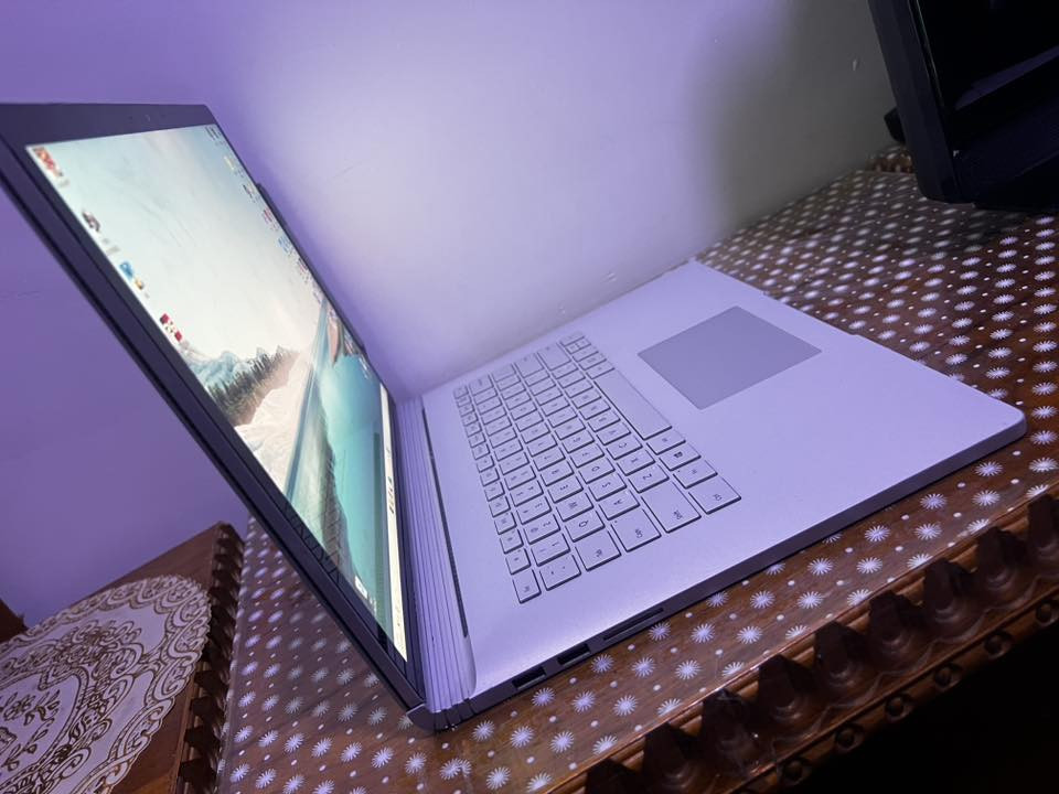 لابتوب للبيع مايكروسوفت surface book 2
المعالج Intel(R) Core(TM) i7-8650U CPU @ 1.90GHz
قوي من التصميم والالعاب
الرام 16 g
الهارد SSD (NVMe)  1Tb  
كارت شاشة خارجي Nvidia Geforce GTX 1060( 6كيكا)
 كارت شاشة داخلي Intel(R) UHD Graphics 620  ( 8 كيكا)
المجموع الكلي ( 14  كيكا)
الشاشة لمس 4k ومعاها قلم وممكن فصل الشاشة عن الكيبورد يعني يصير ايباد
ويجي دبل بطاريه يعني بطاريه بالشاشه وبطارية بالكيبورد
حجم الشاشة 15.4
كيبورد ضوئي عربي انكليزي  
نضيف جدا 
ويجي معاها ادبتر نوعيه راقيه خاص بهاي النوعية من اللابتوبات مواصفات الادبتر بيه كل المنافذ الي تحتاجها حتى منفذ ميموري اضافه الى انه تجي مع الادبتر شاحنه تشغل الادبتر وبنفس الرقت هي شاحنه للابتوب تكدر تشغلهن بان واحد.
ملاحظة بسيطة بيه البطارية الي بالكيبورد شويه تعبانه اطول من 30 الى 45 دقيقة ولكن اذا فصلت الشاشة عن الكيبورد تستخدم الابتوب لمس بشكل طبيعي لان بطارية الشاشة جيدة جداً .
مكاني الموصل 
واتساب ***********
السعر 750 الف بي مجال
