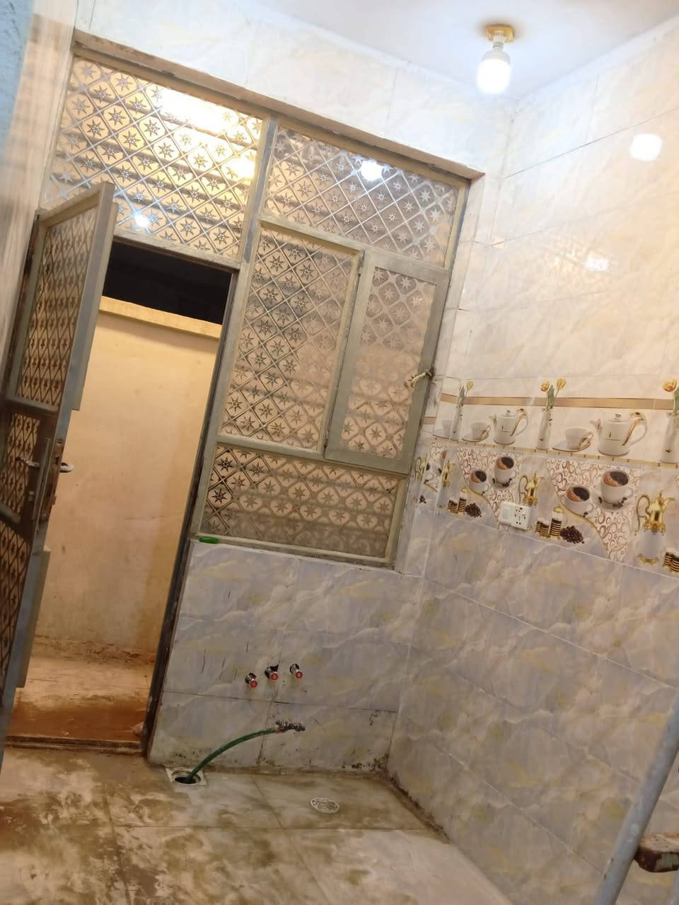 بيت مساحه 50 متر طابقين الطابق الأول استقبال مساحت درج ومطبخ حار وبارد وصحيات الطابق الثاني غرفه نوم العنوان الزعفرانيه الزوراء شارع مول الجوهره زراعي سند 25 للاستفسار الاتصال *********** السعر 55 وبي مجال بسيط
