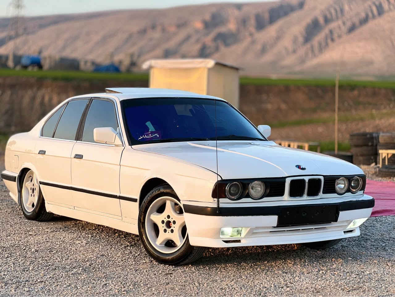 Bmw 1991 520 گێڕ عادی
چوار جام کارەبا سلاید کارەبایی مەزبوتە 
گێڕ و مەکینەی بەشەرت بێ حەیبە
4 تایە و ویلی نوێی لەژێرە
سەیارەکی جوان و بێکێشەیە 
***********
Vibr-Whatsap شقلاوة, أربيل
