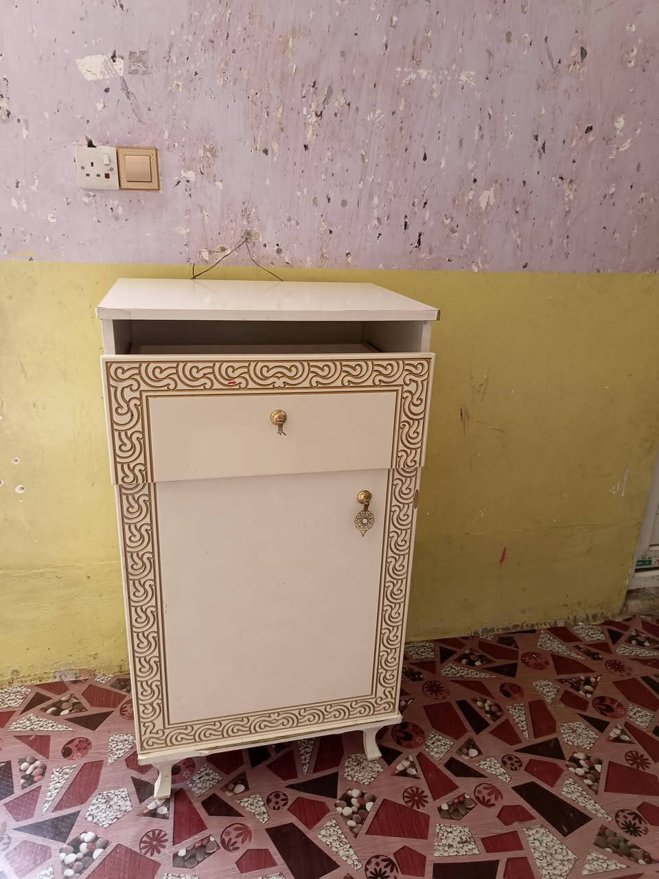 غرفه للبيع اخشاب تركي مستخدمه
نضيفه كنتور سلايت غرفه حلوه وما بيه نقص
سعره 500 وبيه مجال مكاني كربلاء 
***********
