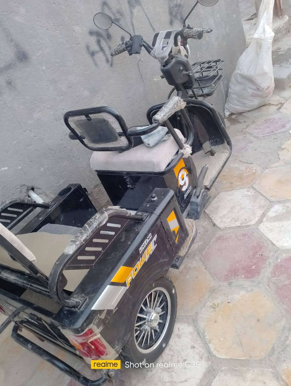 سلام عليكم دراجه شحن نضيفه كله على وضع الشركه بطاريات ابلاد مامتعوبه للبيع السعر 600 بيه مجال قليل مكان سوق الشيوخ ***********
