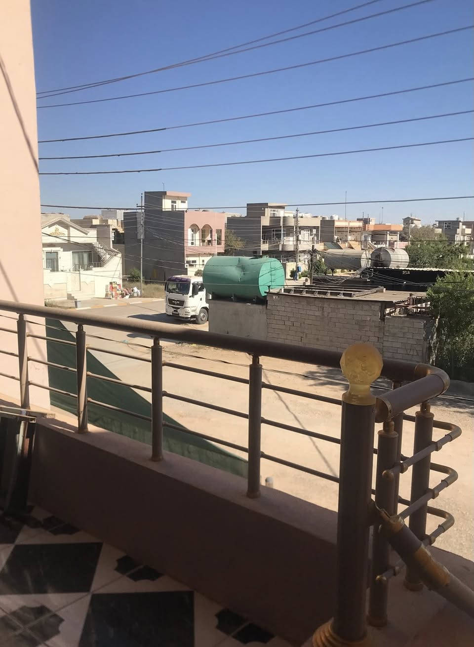 خانوو بۆ فرۆشتن کەلار-شارەوانی2
100مەتر-بەردەمی چۆڵ

دەکەوێتە ناوەندی بازاری شار و بنکەی تەندروستی شەهیدان و مزگەوتی ئاشتی و قوتابخانەی ئامانج

پێهاتووە لەیەک قات و نیوو 
قاتی خوار-
ژوری میوان،ژوری نوستن ،هۆڵ و مەتبەخی گەرم،مشتەملات
قاتی سەر-
هۆڵێکی 5*5

ژ.م ***********
