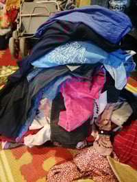 عندي ملابس عدد ٤٠٠ قطعة لوحده على ٥٠٠ دينار شلع بغداد هاتف 07713218488...