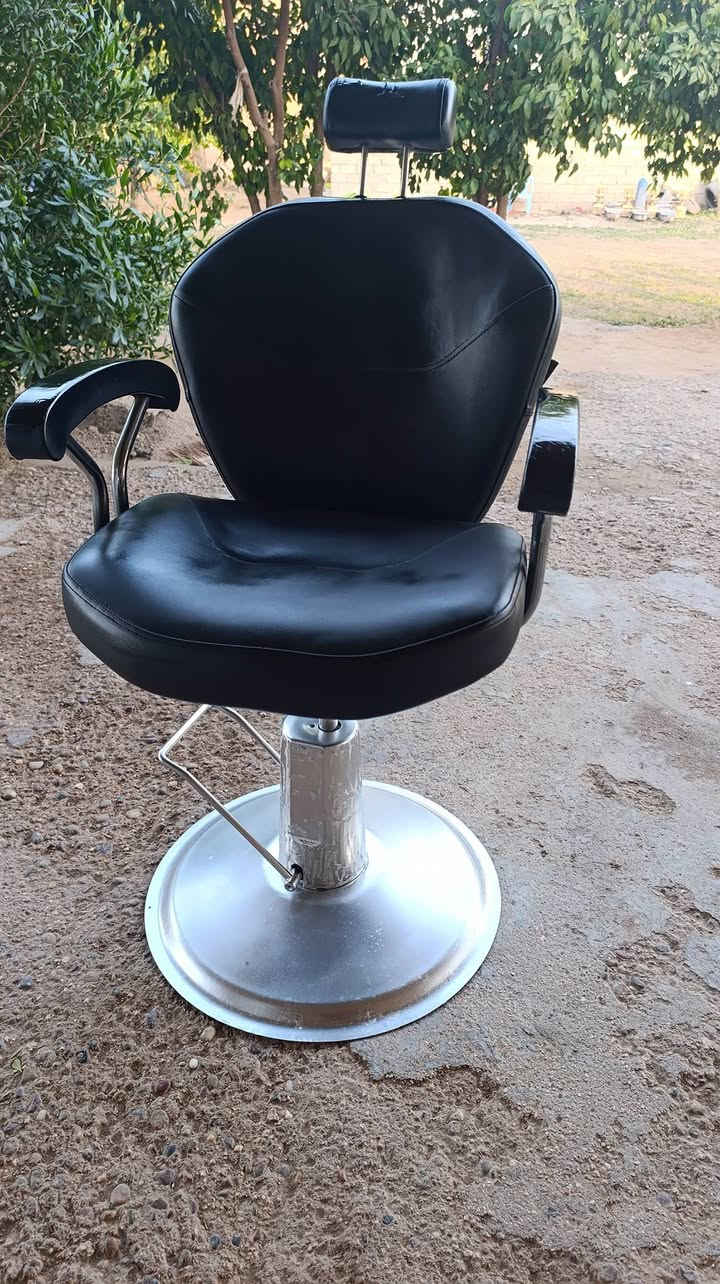 السلام عليكم كرسي حلاقين شغال ميه بل ميه سعر ١٧٥ مكاني بغداد***********
