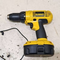 دريل ديوالت • بطارية ليثيوم • ضمان ٣ أشهر