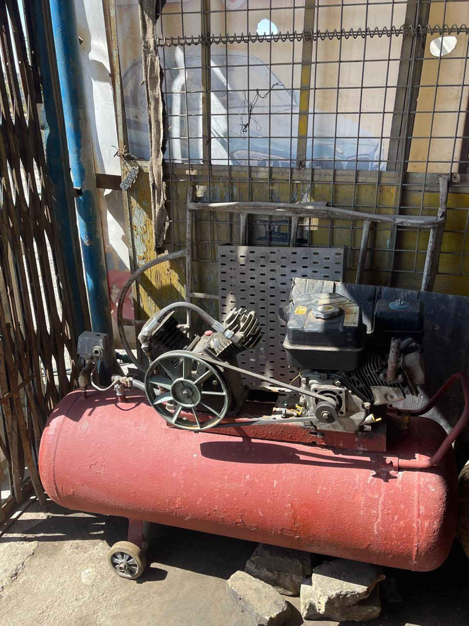سلام عليكم كمبريسر البيع شغال ٢٠٠التر المكان بغداد بوب الشام الاستفسار على هاذا الرقم***********

