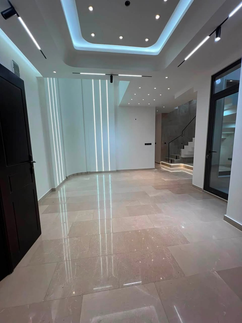 #دار_للبيع🏠
#الموقع : حي العداله (منطقة القضاة)🌍

#المساحه : 150م  واجهه 7.5 نزال 20 شارع 10✨

#التفاصيل : بناء حديث درجة اولى ارضيه مرمر،سقوف جبسن بورد ،واجهه بورسلين ، سيراميك الحمامات والمطبخ درجه اولى ،بايات الدرج مرمر،محجر جام،ابواب صاج،شبابيك المنيوم،نظام تحلية مياه،نظام كامرات و wifi,سطح شتايكر ،  نظام تقطير للسبالت✨

#محتويات_الدار : الطابق الارضي1️⃣: مطبخ  + صاله +استقبال + غرفة نوم سويت + مجاميع صحيه عدد 2 
الطابق الاول 2️⃣: 3 غرف نوم اثنان منها نظام سويت + صاله + مجموعه صحيه 

#المحافظة_للوساطة_العقارية 🌍
تسعدنا زيارتكم لمكتبنا 
📍في النجف - حي الاشتراكي - خلف شارع الروان 📍

للمزيد من المعلومات والتفاصيل عن العقار والمعاينه الميدانية يرجى الاتصال على 
☎️0781274497☎️
☎️***********☎️
#النجف #المحافظة #بيع #شراء #مقاولات #عقاراتي #تسويق_عقاري
