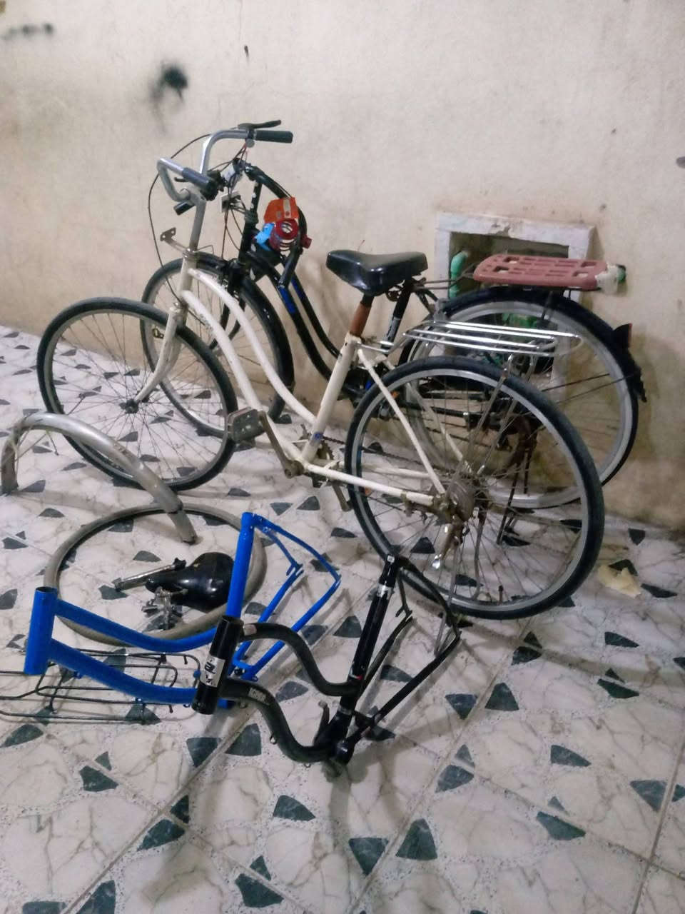 السلام عليكم بايسكلات اثنين للبيع 2 وغراض بايسكلات تعميره مرتبه اللي يحب يتواصل وياهى ابيع طقه واحده كلهن 125 مجالها قليل مكان النجف كل الغراض مع البايسكلات


**إذا كنت صاحب هذا الإعلان وتريد حذفه لأي سبب، رجاءا أرسل رسالة إلى الدعم الفني**