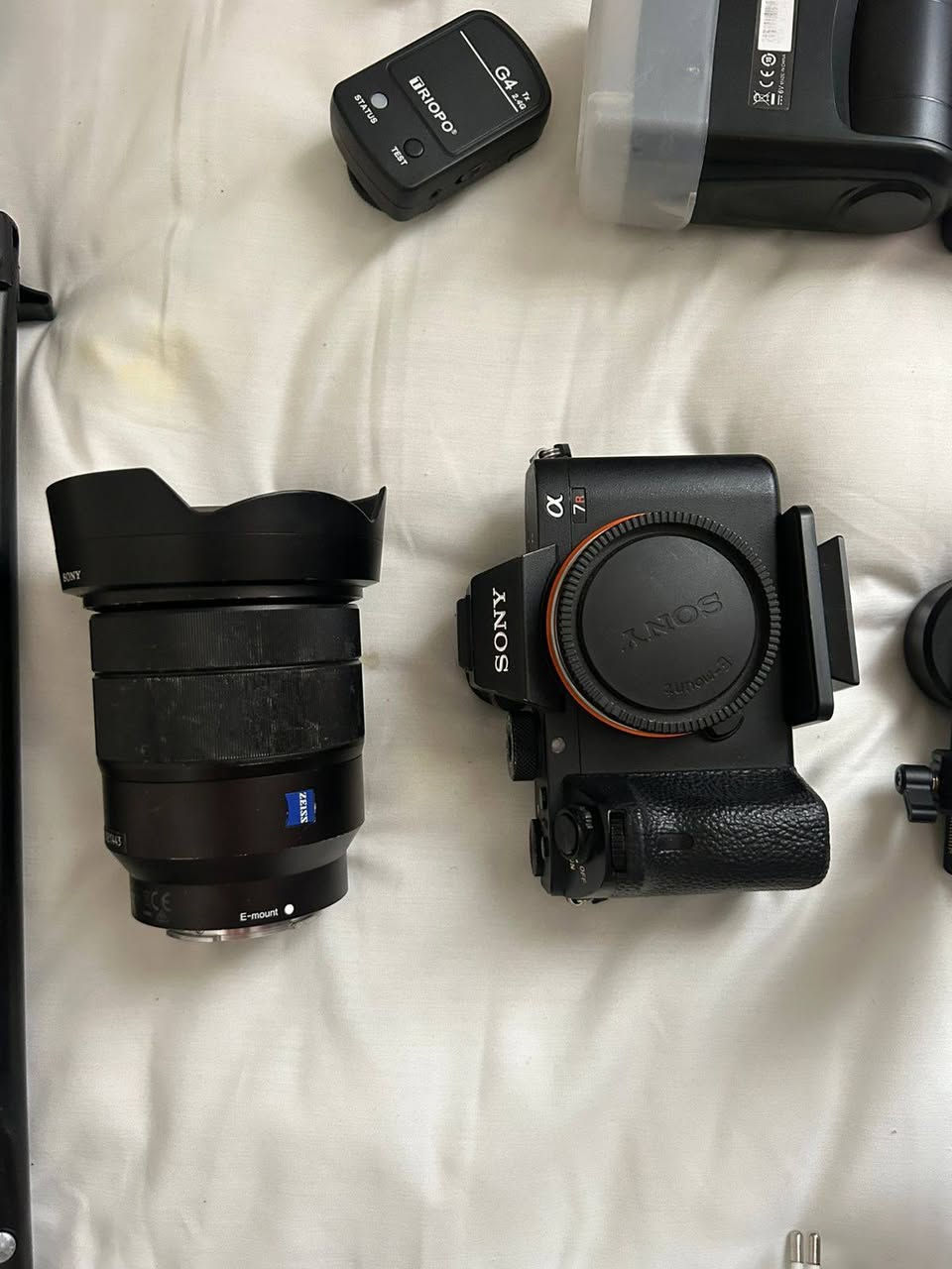معدات تصويركاملة للبيع
كاميرا سوني a7 r2 مع عدسة من نوع zeiss الواسعة 16-36

رونين ويبل اس  كامل ملحقات مستخدم استخدام بسيط

فلاش ترايبو مع التريكر مع باتريات شحن ويا الشاحنه مالهم

مع كروما لونين ابيض أخضر ويا الاستاندات كاملة

ابيع شلع والي يريد منهن شغلة هم ابيع متواجد واتس اب

***********
