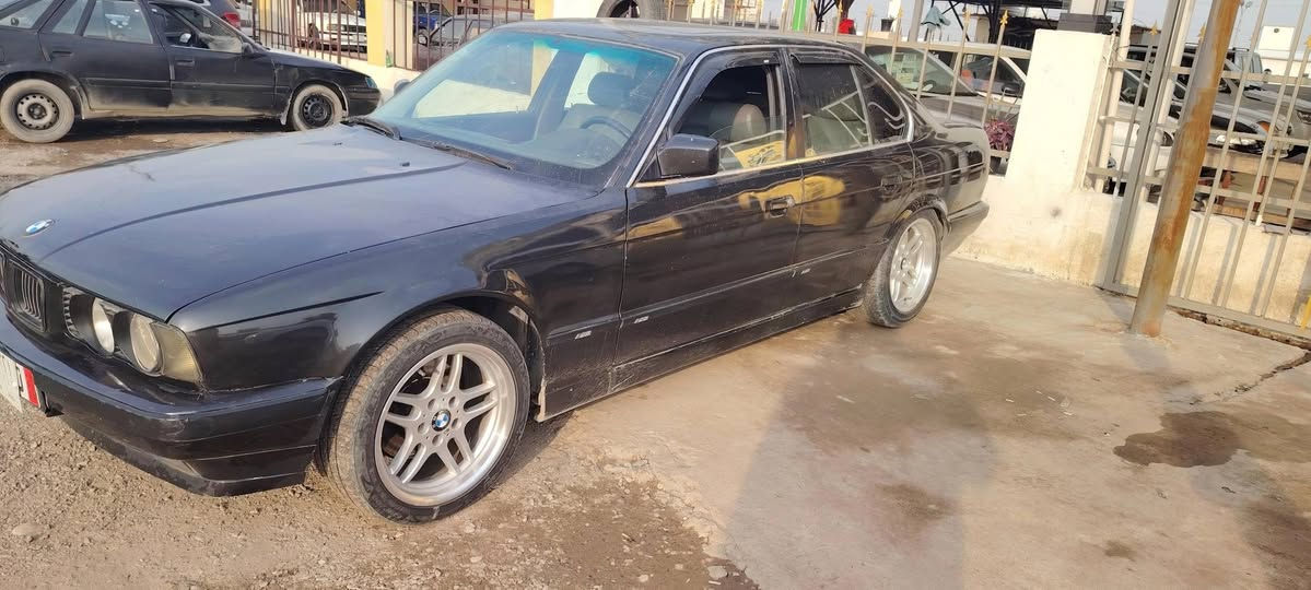 السلام عليكم..  بي ام حجم 525 رقم بغداد كير عادي مكينة 25 مفتوح ويل رياضي بدون حادث بدون خياسات مكان السيارة محافظة ديالى ***********
