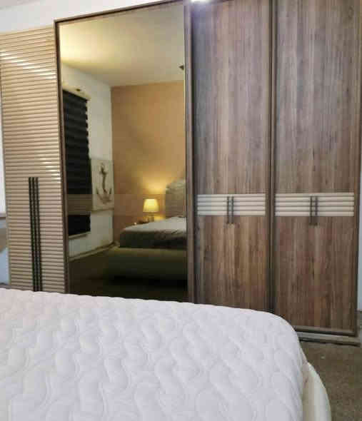 غرفة نوم تركية درجة اولى مستعملة 
ملحق اضافي مع الكنتور
الخشب نوعيته جداً قوي وثقيل مو مثل الغرف السوگيات
الغرفة بيبانهه 3 اشكال بابين دفتري وباب سلايد وباب عادي للملحق 
نظام انارة داخلية بميز المرايا وبالكومديات 
قفل حديد نظام برغي وچوي يعني متتأثر بالفتح والشد 
تحتوي على مخبأ بالميز ورفوف سلايد داخل الميز
+ مخبأ بالكومديات
سرير مخزن هايدروليك
(سعر الغرفة بالجديد 20 ورقة)
عنواني بغداد المشتل
للتواصل خاص أو اتصال
*********** موجود واتساب فقط!
هذا رابط تفاصيل الغرفه بـ گوگل 👇👇
https://arkanallqasr.com/%D8%BA%D8%B1%D9%81-%D8%A7%D9%84%D9%86%D9%88%D9%85/%D8%BA%D8%B1%D9%81-%D9%86%D9%88%D9%85-%D9%83%D8%A7%D9%85%D9%84%D8%A9/%D8%B7%D9%82%D9%85-%D8%BA%D8%B1%D9%81%D8%A9-%D9%86%D9%88%D9%85-%D8%A8%D8%AA%D8%B5%D9%85%D9%8A%D9%85-%D9%81%D8%AE%D9%85/
