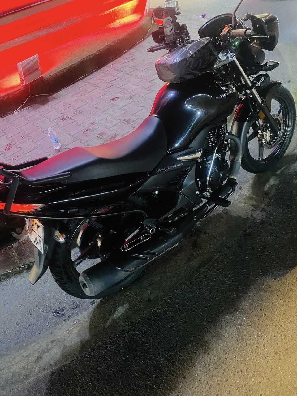 السلام عليكم رمضان كريم وبهذا الشهر الفضيل عدنه دراجه للبيع 
دراجه هوندا سي بي يونكورن honda unicord CB 162cc

مديل 2024 نازلة ب 2025 شهر ال 11

(حساس ستاند /دبل وسطي / حساس اعطال محرك / حساس دهن )
 

(عقل مخصص لبرمجه) (وعقل للدراجه) (حجر بيئة)

(بدون غسل وتلميع)

مرقمه اربيل بأسم الشركه وبيها ضمان من الشركة 

وضمان هورس مان كراج

ماشية 7 الاف دراجه نضيفه بمعنى الكلمه 

كل شهر اديرلها دهن الشركه 4 T  ما ااخرها ابد ع الدهن حتلو مابي شي 

وبانزين محسن فقط اديرلها
والتانكي 13 لتر من عدا الحتياط
التر الواحد يمشيك 50 كيلو متر وحسب مشيك 

الدراجه نوزل مو كابريتر 

الدراجه عليه اضافات 
سيباية تفصال 120الف 
بلاجكترات 60الف 
جنطه مال تانكي 30 الف 
استاند جهاز مع الكامره 30الف
جنطه مال تانكي 30 الف 
مصدات هوائيه ام الاشاير 15الف 

دراجه كاملة مكملة من اصغر شي لاكبر شي بيها

بيها كسر بالكفر مال الماصدا 
وكسر بالجامه مال الماصدا 
وبسبب هاذ الكسر نازل من سعره 100 الف 

بالمناسبه الدراجه سعرها بالشركه ب 4 مليون و445 الف

سعرها مناسب والشراي بي خير اويدلل
للتواصل فقط واتساب 
***********
