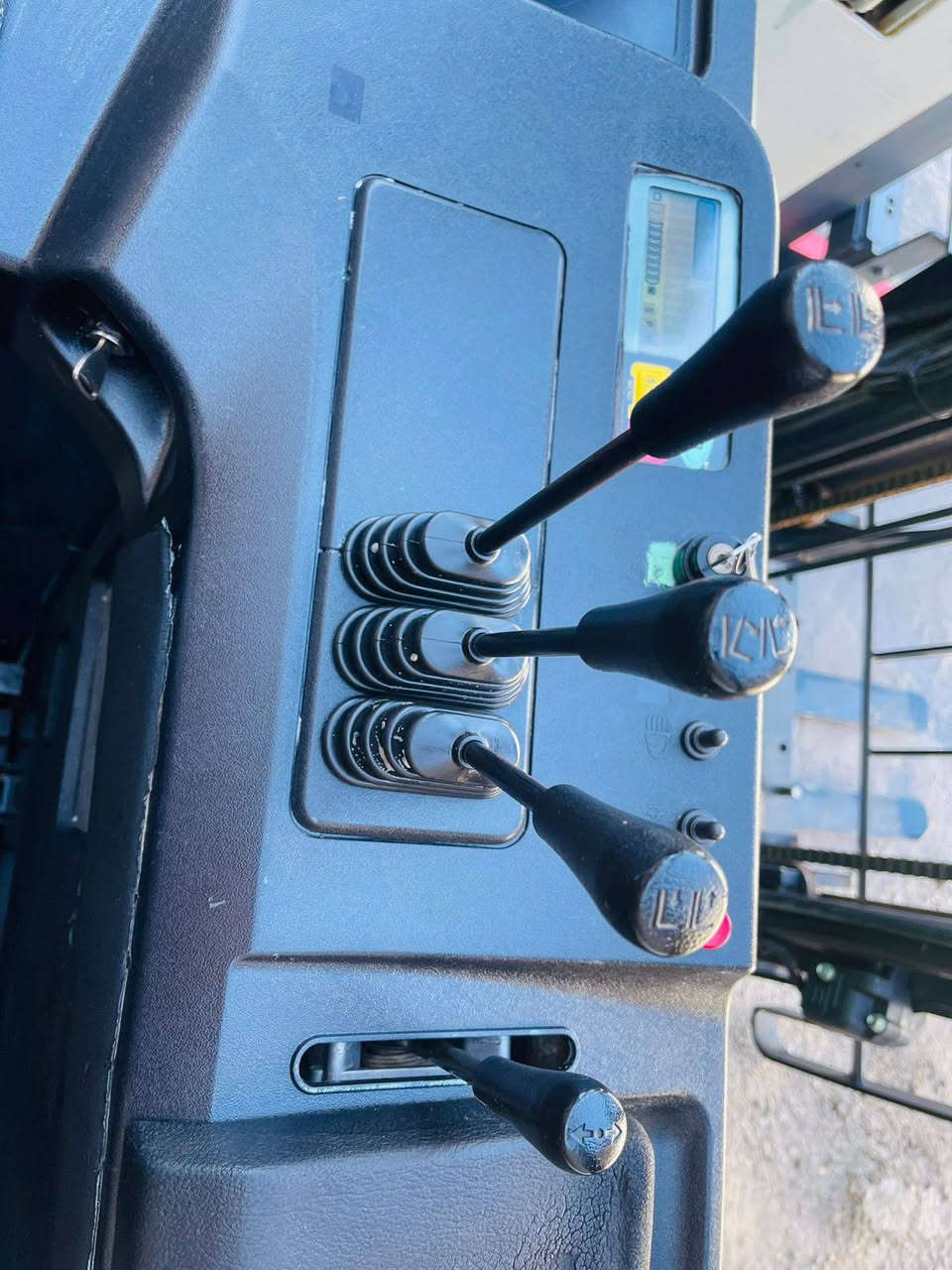 يتوفر لدينا رافعات شوكيه مخزنية شحن وارد يابان مختلف الاحجام للاستفسار ***********
