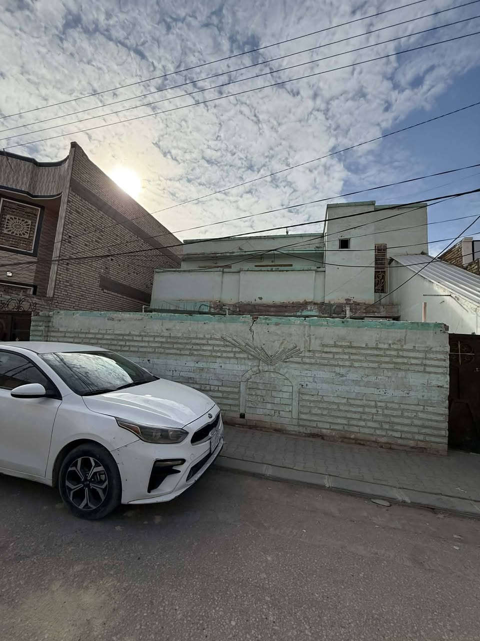 دار للبيع في النجف حي المكرمه منطقة ال ٩الاف خلف التجاري خلف أسواق ادم حرف تي مفتوح على التجاري سايدين عسكري مكرمه موقع مميز بناء قديم صالح للسكن نحسبه حساب عرصه المساحه ٢٦٨ الوجه ١٣متر و٤٠سنتيم  النزال ٢٠ الطابق الأول ٣غرف نوم وصاله واستقبال ومطبخ وصحيات داخليه وخارجيه وكراج كبيرالطابق الثاني شقه مستقله باب خارجي من الشارع غرفه وصاله وصحيات ومطبخ السعر ٢٦٥ مليون مع المجال يباع حسب الطلب كامل أو نص للإستفسار الاتصال على الرقم ***********ابو فضل للعقار عنوان المكتب النجف حي المكرمه شارع الطاقه مجاور جامع باب الحوائج
