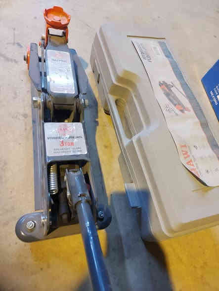 جك عربانة هايدروليكي 3 طن ماركة QAWI
السعر 60 الف شامل اجور التوصيل 
مكاني بغداد مشتل حي المعلمين 
***********
