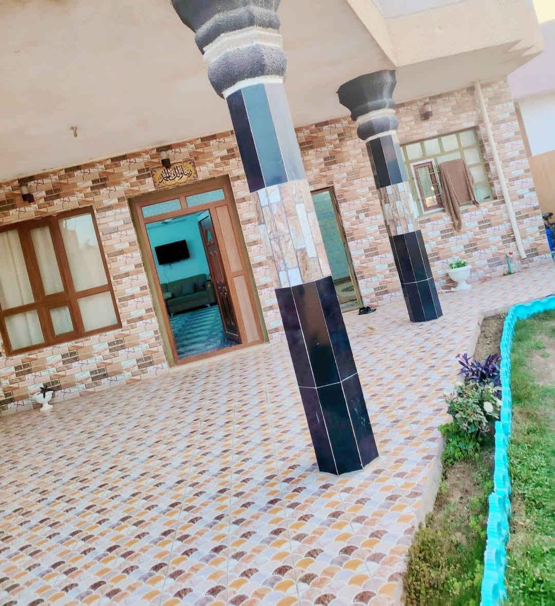 دار للبيع طابق ونص المساحه 300متر بقرب اسواق النور شارع قطعه500  عرض الشارع 15 للاستفسار علئ الرقم *********** /***********
