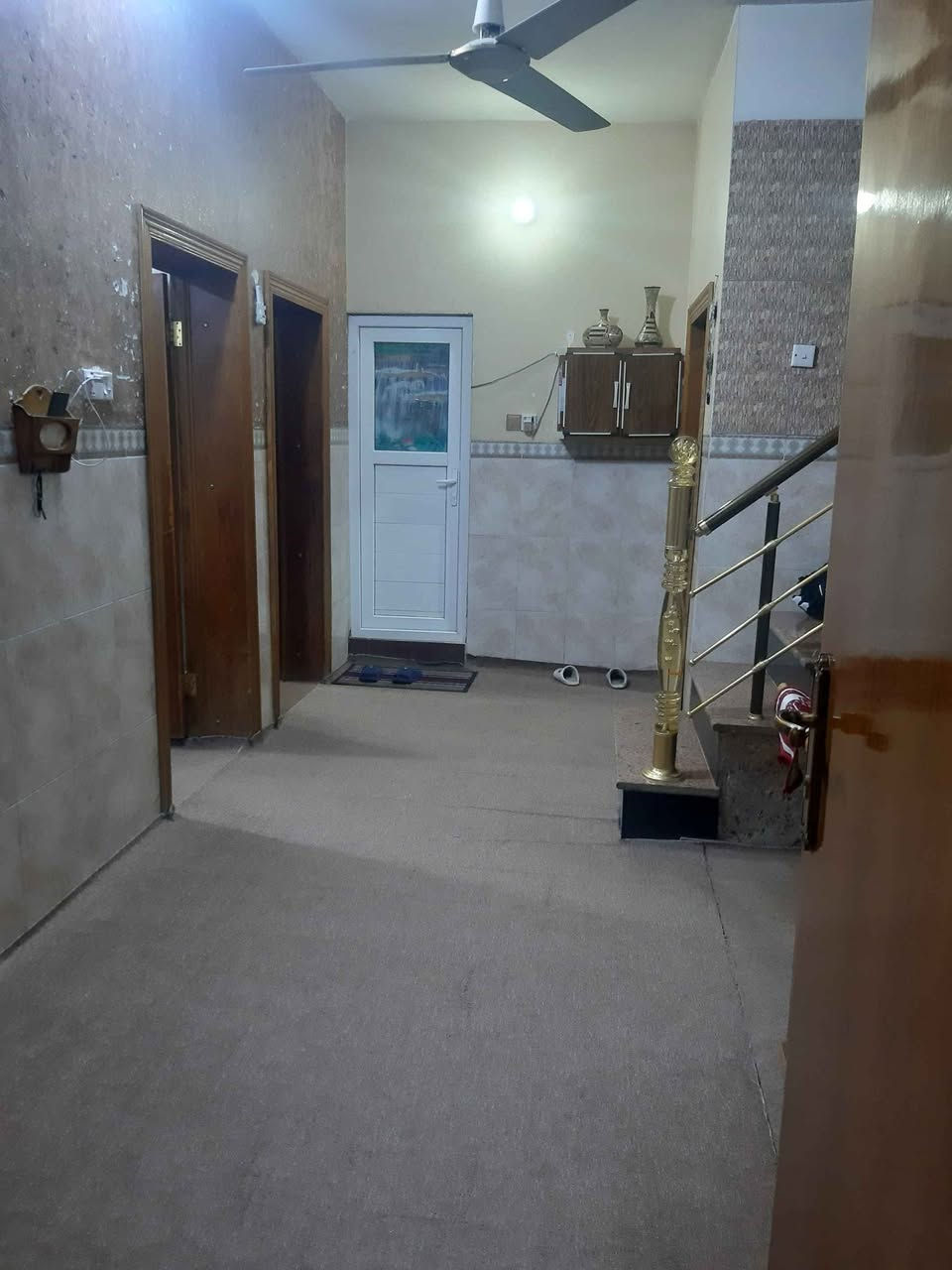 بيت للبيع المساحه 220 طابق واحد غرفتين نوم وصالة ومطبخ وحمام خارجي وحمام داخلي وهول واستقبال وصالة داخليه وكراج كبير ومخزن عل السطح 
للأستفسار الأتصال عل الرقم *********** كربلاء, العراق
