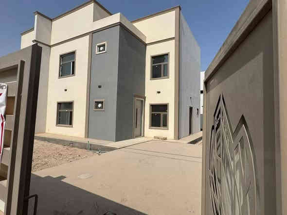 دار للبيع للي يريد شي تجاري فقققط 
دار 250م //تجاري ومشروع استثمار // ركن // شارع 20 //مدخل السنتر // وجه الدار نجف // يمكن بناء ٥ محلات من الدار كونه تجاري // تدفع حالياً 140 فقط والباقي يتحول عقاري // يعني البيت يفيد هم سكن وهمين تجارة في نفس الوقت // مربع ثالث جاهز للسكن // للإستفسار اكثر 
***********
***********
