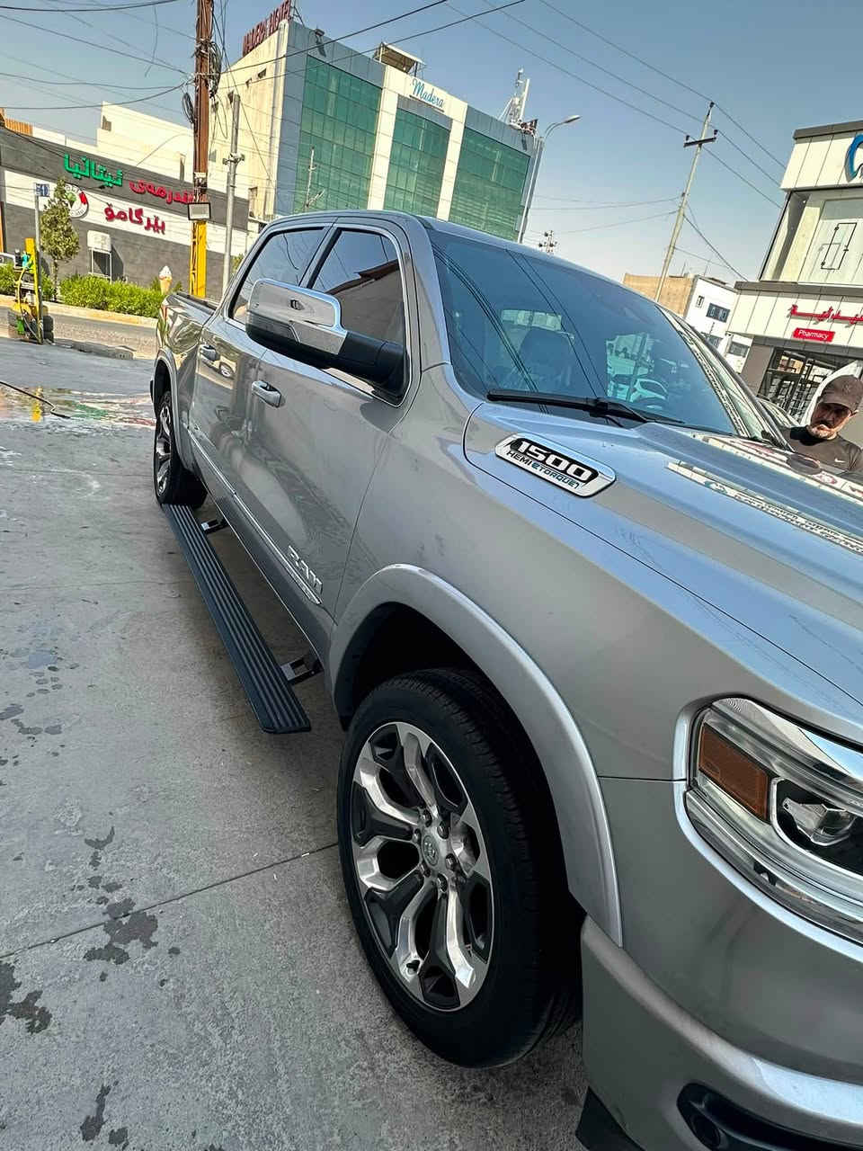 🔥 رام 1500 ليميتد 2024 (RAM 1500 Limited) – قمة الفخامة والقوة! 🔥
للبيع بيك آب رام ليميتد موديل 2024 (الجيل الخامس)، السيارة أعلى فئة بالترتيب والراحة، بحالة ممتازة وجاهزة للاستخدام!
⚙️ المواصفات الفنية والأداء:
 المحرك: V8 سعة 5.7 ليتر HEMI مع تقنية eTorque.
 القوة: 395 حصان بعزم دوران 556 نيوتن.متر.
 الكير: أوتوماتيك 8 سرعات.
 نظام الدفع: رباعي 4x4 مع نظام تعليق هوائي (هيدروليك) متكيف لتعديل الارتفاع.
✨ التصميم الخارجي:
 اللون: رمادي ميتاليك مميز (Billet Silver).
 الجنوط: ألومنيوم قياس 22 بوصة بتصميم Limited الفاخر.
 الإضاءة: مصابيح LED تفاعلية بالكامل.
 الإضافات: عتبات جانبية كهربائية تفتح وتغلق أوتوماتيكياً.
👑 المقصورة الداخلية والتكنولوجيا:
 المقاعد: جلد فاخر مع خاصية التبريد والتدفئة للمقاعد الأمامية والخلفية.
 الشاشات: شاشة عمودية عملاقة 12 بوصة + شاشة عدادات رقمية بالكامل 12 بوصة.
 النظام الصوتي: نظام فاخر من Harman Kardon (19 مكبر صوت).
 السقف: فتحة سقف بانورامية مزدوجة.
 الاتصال: دعم كامل لـ Apple CarPlay و Android Auto للاسلكي.
🛡️ الأمان والسلامة:
 كاميرات 360 درجة رؤية محيطية.
 رادار ومثبت سرعة تكيفي + كبح تلقائي عند الطوارئ.
 نظام مراقبة النقطة العمياء وتنبيه الخروج عن المسار.
💵 السعر:  اتصل واني بخدمتك
📄 الرقم: أربيل
📍 العنوان: ديالى - بعقوبة
📞 للتواصل والاستفسار (واتساب / اتصال):
***********
