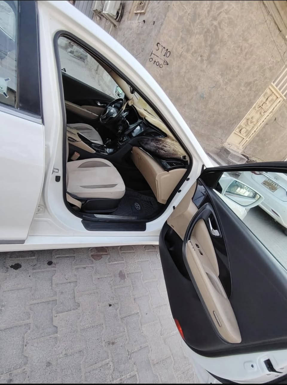 السلام عليكم 
للبيع ازيرا 
-موديل 2015 
-خليجي 6 سلندر 
-رقم اربيل وكاله تحويل مضمون 
-تحكم مقود جهتين 
-دبل اكزوز 
-مثبت سرعة 
-حساس امامي خلفي 
-شاشة وكامره دواره 
-مري شفط 
-بيها البنيد مبدل قطعه اصليه بلاديه نفس اللون بدون صبغ 
-السيارة حلوة وجاهزه بدون نواقص ومكانها بالنجف وسعرها 110  ورقة 
-للاستفسار ***********
