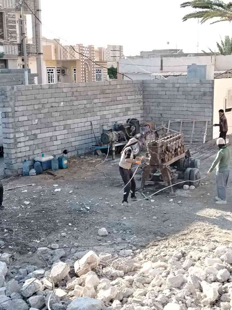 سلام عليكم يوجد لدينه نغار تفليش بيوت ورفع انغاض وتفليش أساس ونسلمك كاع بيضه رقم  الهاتف *********** .***********
