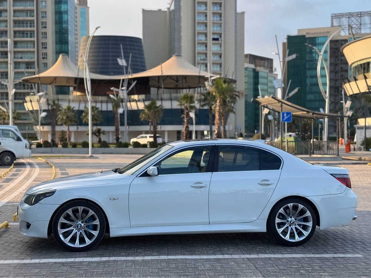 BMW E60 2008
مۆدیل ٢٠٠٨ ٥٣٠ نۆزل کورت بێ سبوغ پێش و پشتی کامل کرایتە ئێم ویلی ئێمە فول مواسەفاتە ناو زەردە سلایتە گێر مەکینە ئەکسل تەبرید بەشەرت لەسەر دەقی شەریکەی مایتەوە هەموو شتی نوێیە هەمووی لەسەر دەقی بیلادیە 
سعر ١٣٧ وەرەقە و مەجالەکی برایانە
شوێن هەولێر 
ژمارە مۆبایل *********** أربيل, العراق
