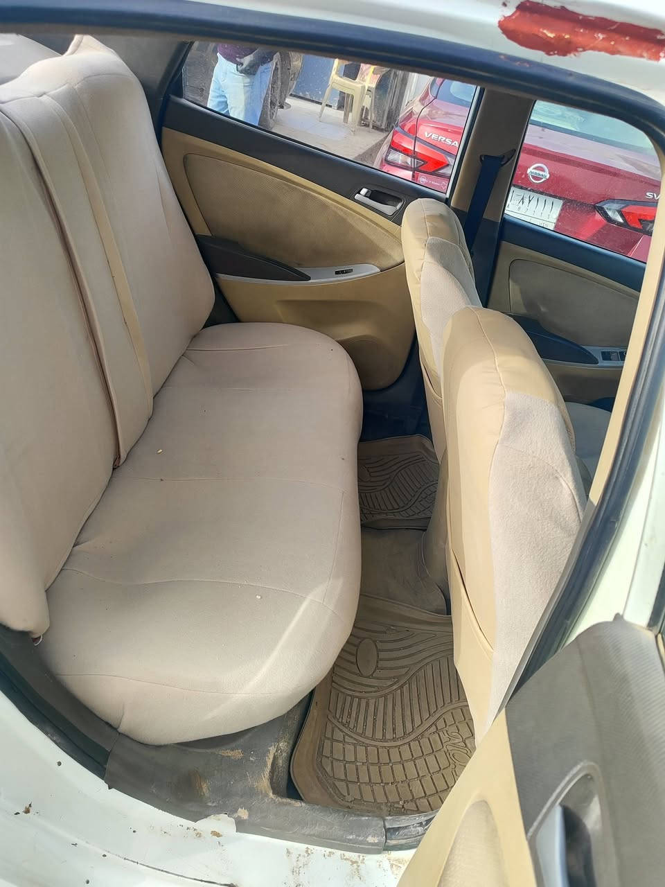 سيارة اكسنت موديل 13
محركها 1600 قطرتين
رقم مثنى
سنويه ماساقطه 
متجايه 
قمارتها مامصلحه من الامام بصورة صحيحه  وموأشره بالصوره 
سياره ناعمه ونظيفه السعر 67 وبيها مجال
الشراي يتصل ***********
موجوده في الديوانيه
