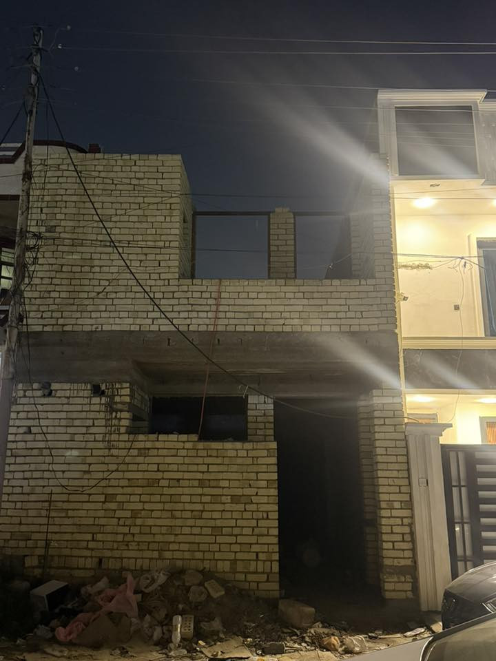 فرصة مميزة لامتلاك منزل بموقع حيوي وقريب من جميع الخدمات 👌
هيكل بناء حديث بنسبة 80%
المساحة 100 متر مربع (5×20)
يقع بعد فرع واحد عن الشارع العام (حي الجهاد – عامرية)
عرض الفرع 10 متر

✨ تفاصيل الطابق الأول:

 • استقبال ضيوف بعرض البناء
 • صالة (حولي)
 • صحيات ضيوف خارجية
 • مطبخ مع منور
 • غرفة كبيرة في نهاية المنزل

✨ الطابق الثاني:

 • غرفة نوم سويت واسعة مع شرفة
 • صالة وسطية كبيرة
 • غرفة نوم إضافية
 • حمام وصحيات مشتركة

📍 موقع قريب جداً من الخدمات:

 • يبعد 3 دقائق عن مجمع النسيم
 • يبعد 5 دقائق عن شارع المطار
 • 80 متر عن مركز الدفاع المدني
 • 80 متر عن مركز الشرطة
 • 100 متر عن مدينة ألعاب جنة الكرخ
 • 100 متر عن متنزه حكومي
 • 140 متر عن شارع المدارس الحكومية
 • 100 متر عن الشارع العام

📑 العقار طابو صرف
تحويل مباشر باسم المشتري

📞 للاستفسار والمعاينة التواصل على الخاص مع صاحب العقار *********** للجادين فقط
